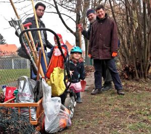 Teilnehmer der Trash Out Gemeinschaftinitiative in Gruna nach vollbrachter Arbeit